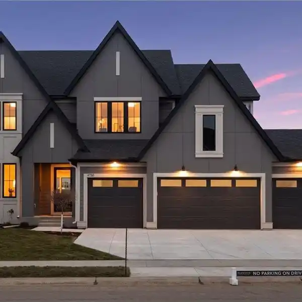 UNIQUE NEW DESIGN IN HOLLYDALE