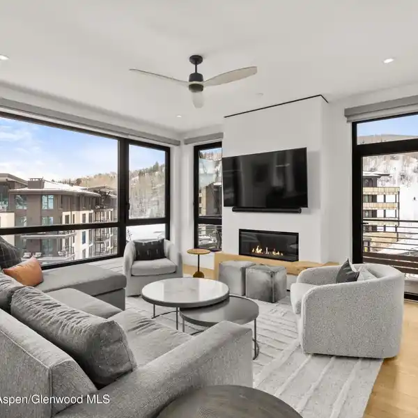 SPACIOUS CORNER RESIDENCE AT ELECTRIC PASS LODGE