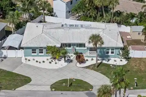 Beautifully Updated Residence in Exclusive Carlouel