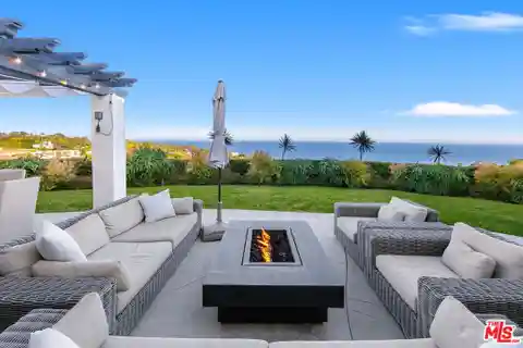 One-Story Estate with Uninterrupted 180-Degree Ocean Views