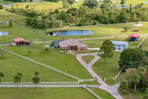 Scenic Retreat with Firepit and Outdoor Lounge