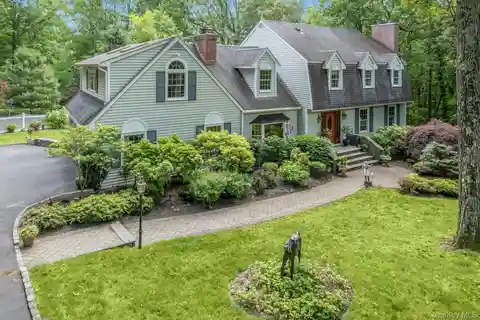 Sprawling Colonial on a Peaceful Cul-De-Sac
