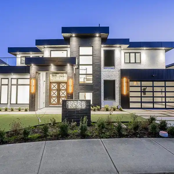 BRAND NEW HIGH-QUALITY CUSTOM HOME