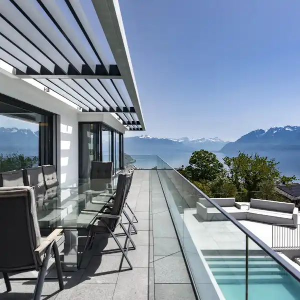 STUNNING CONTEMPORARY RESIDENCE