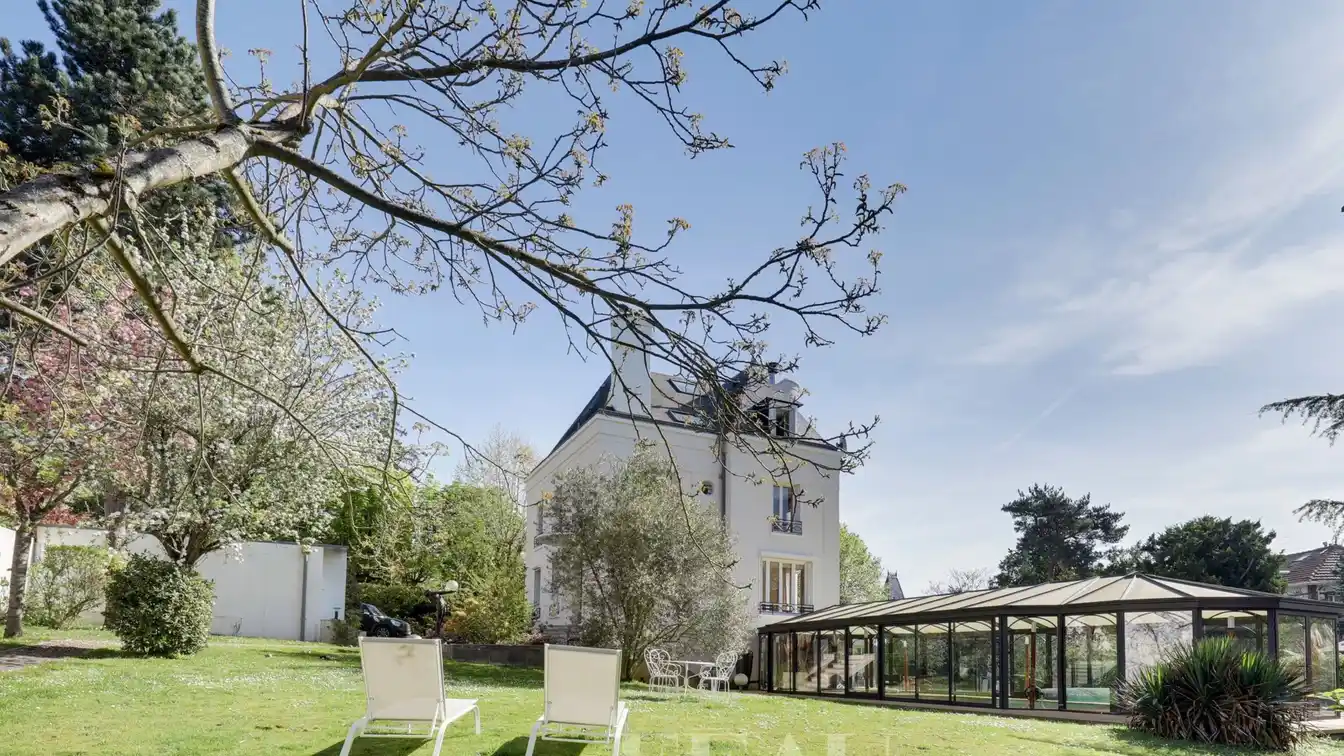 Sunny and Luxurious Five Bedroom Home