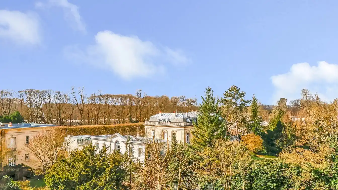 Lovely Two Bedroom Versailles Apartment