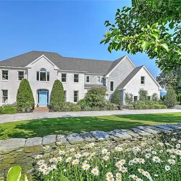 WATERFRONT RETREAT ON THE SAKONNET RIVER