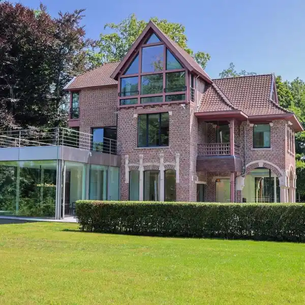 EXCEPTIONAL VILLA WITH LANDSCAPED GARDEN