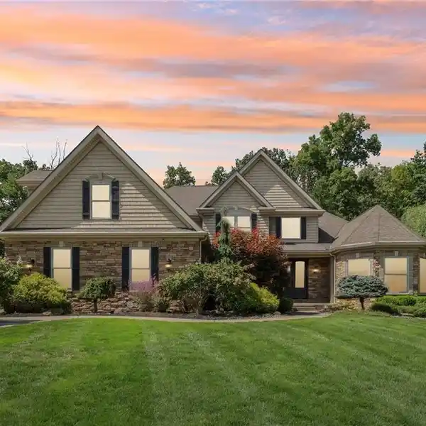 CUSTOM RETREAT ON A PRIVATE CUL-DE-SAC