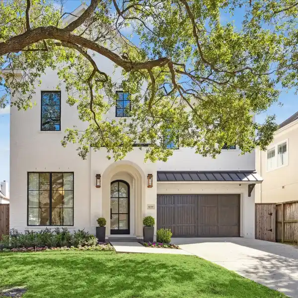 INVITING RECENT CONSTRUCTION HOME