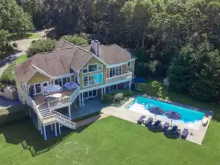 Beautiful Traditional Home in Lovely Woodland Setting