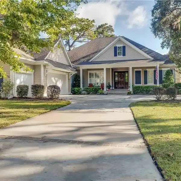 MOVE-IN READY RESIDENCE WITH MODERN COMFORT