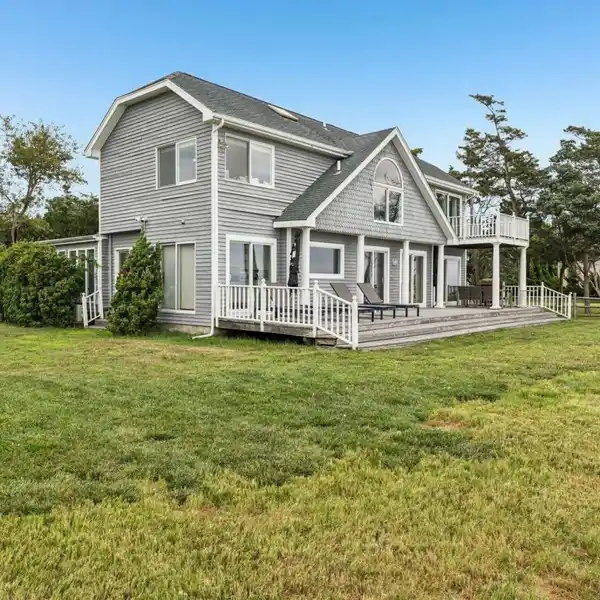LOVELY HOME CLOSE TO VIBRANT BELLPORT VILLAGE