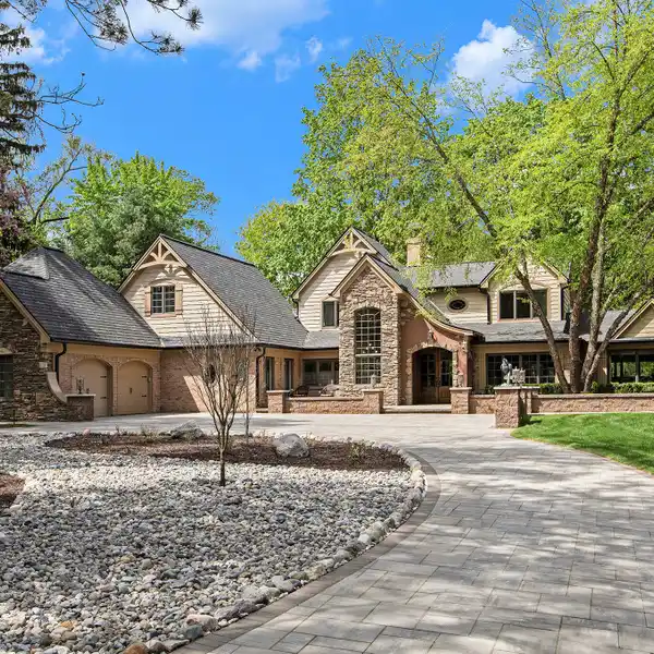 MAGNIFICENT FOUR-ACRE COUNTRY ESTATE