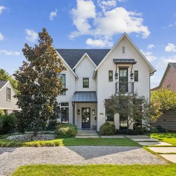 A SEAMLESS BLEND OF MODERN AND TIMELESS DESIGN