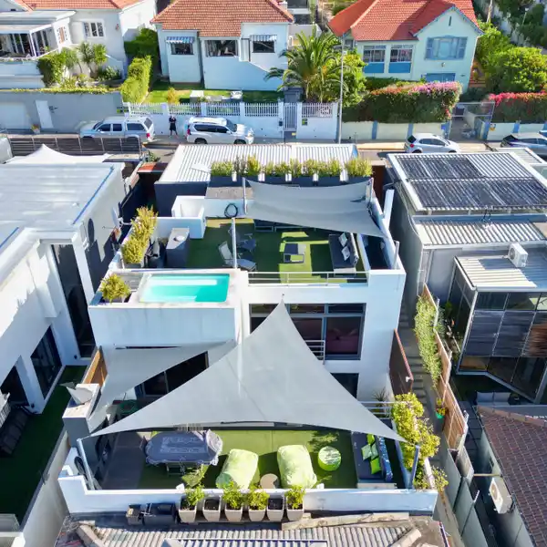 THIS MODERN OPEN-PLAN HOME INVITES YOU TO LIVE WITH THE OUTDOORS AND THE SEA AS YOUR BACKDROP.