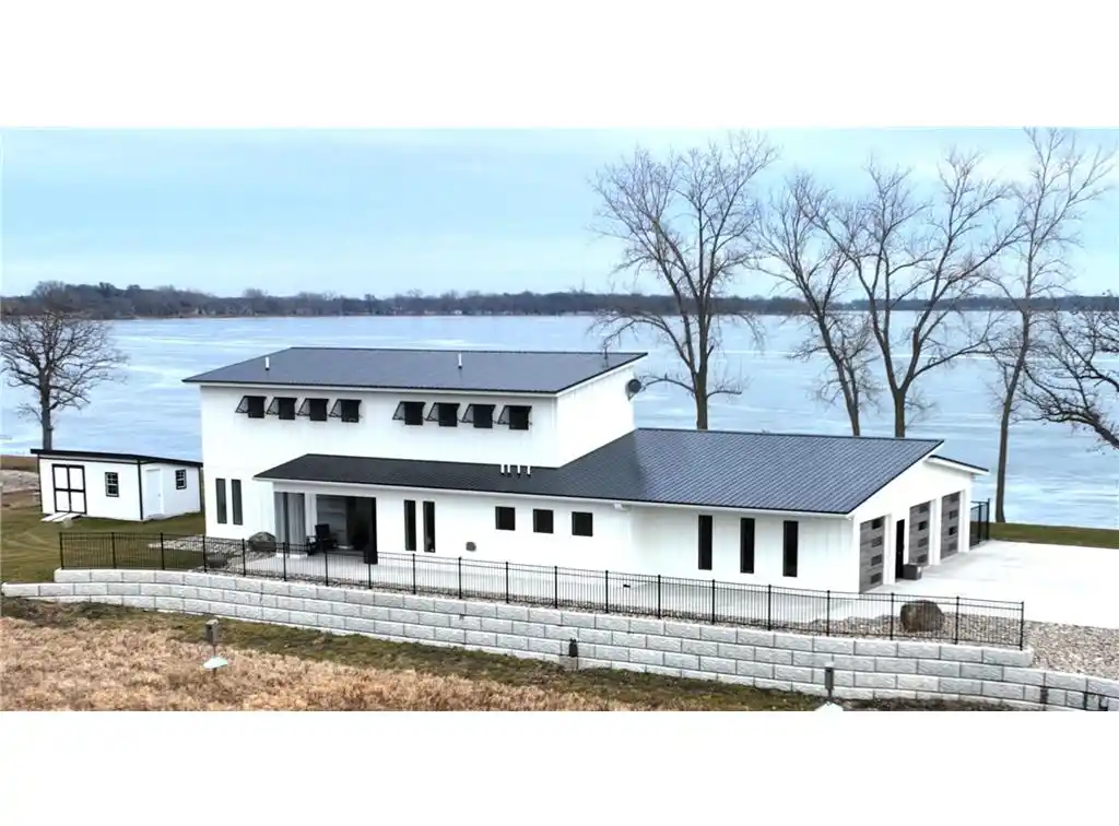 Custom Luxury Lake Home on Beautiful Diamond Lake