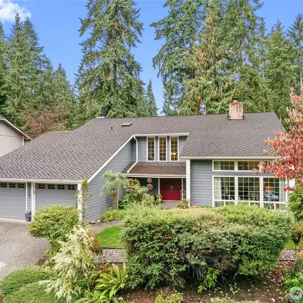 STUNNING RESIDENCE WITH PARKLIKE PRIVACY