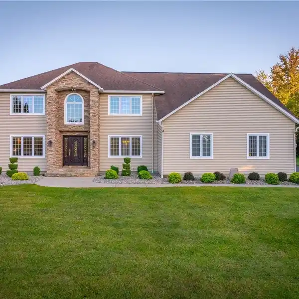 METICULOUSLY CARED-FOR COLONIAL ON A PEACEFUL CUL-DE-SAC