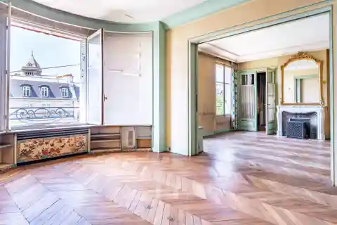 Fifth Floor Apartment in a Beautiful Building