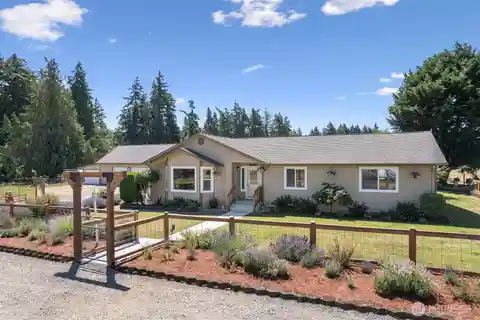 Creative Homestead Retreat with Modern Upgrades