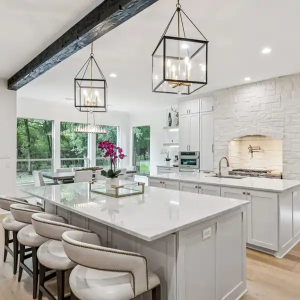 UNIQUE ESTATE ON SIX PICTURESQUE ACRES