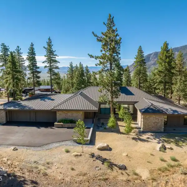 MOUNTAIN RETREAT ABOVE THE CARSON VALLEY