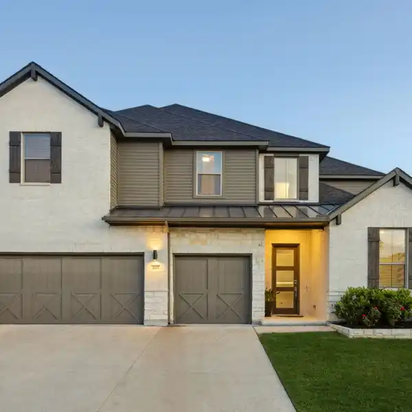 MODERN RESIDENCE IN SOUGHT-AFTER RIDGEVIEW CROSSING