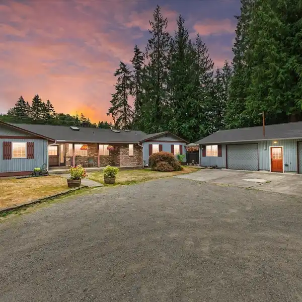 PREMIER KENT EQUESTRIAN ESTATE WITH CUSTOM SHOW BARN