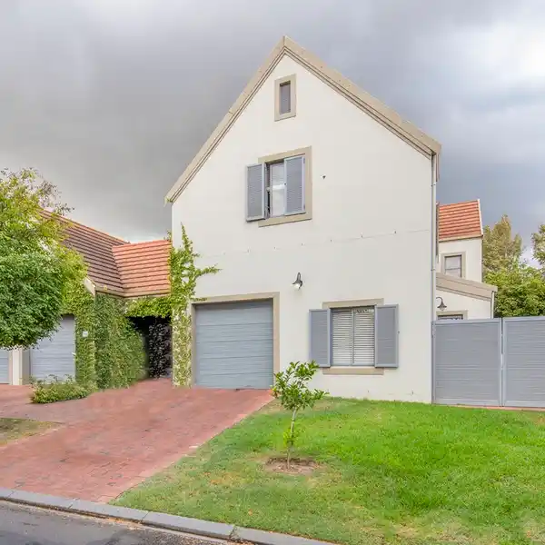 MODERN AND SPACIOUS FAMILY HOME ON THE WATER