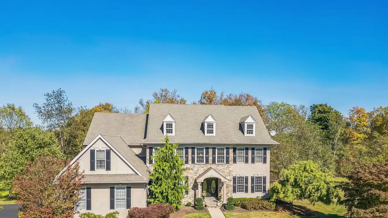 Custom-built Beauty with Scenic Serenity
