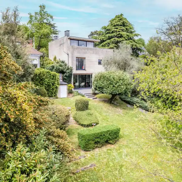ARCHITECT-DESIGNED PROPERTY WITH COMMANDING VIEW