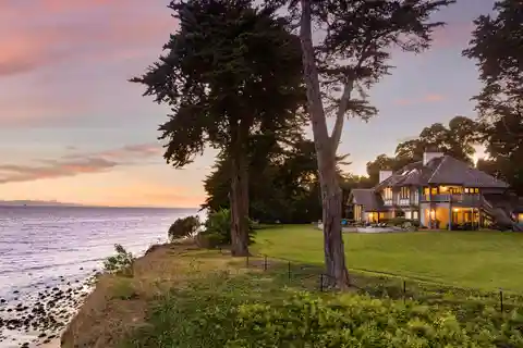 Unparalleled Oceanfront Oasis