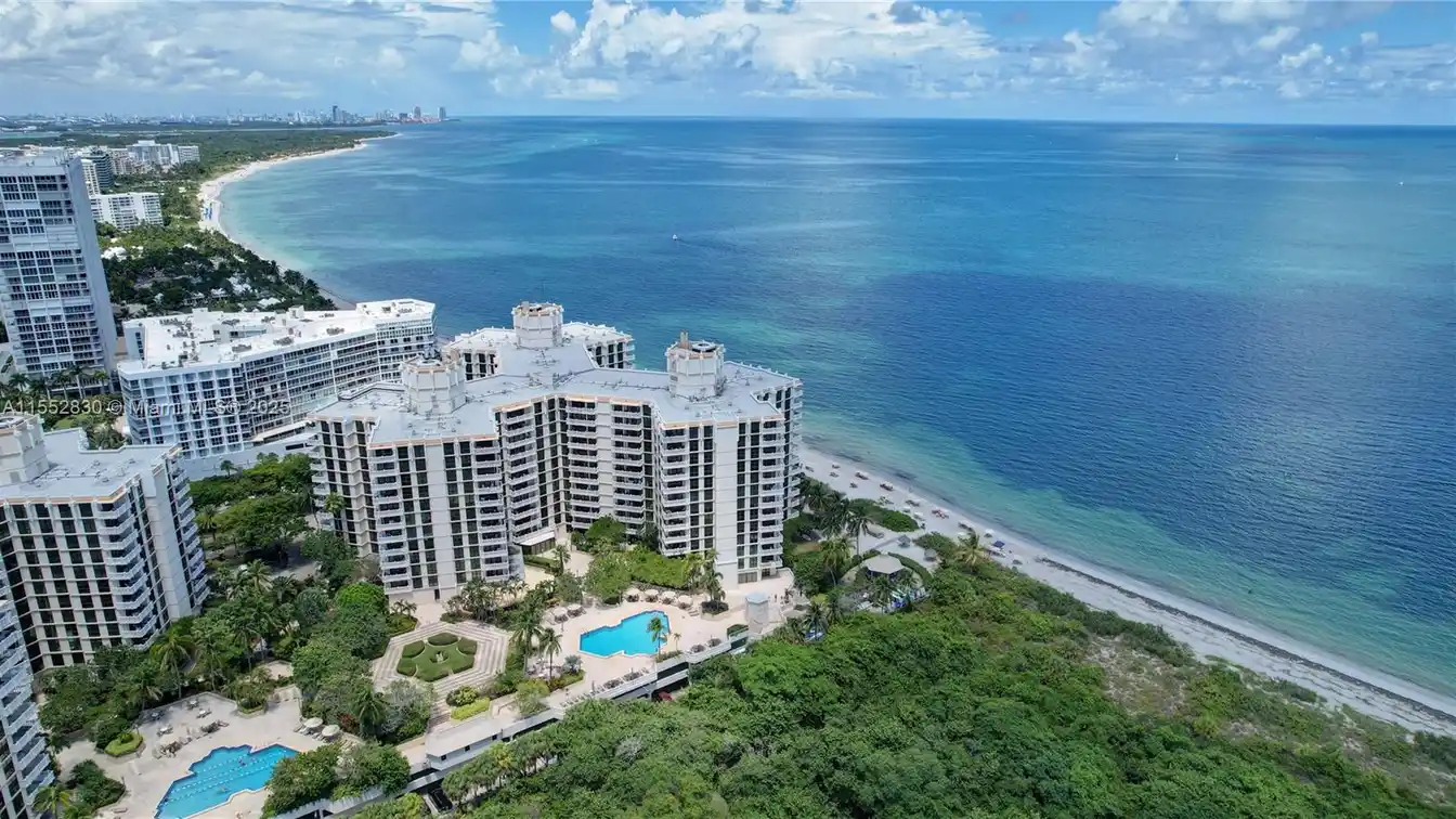 Renovated Apartment with Spectacular Ocean View