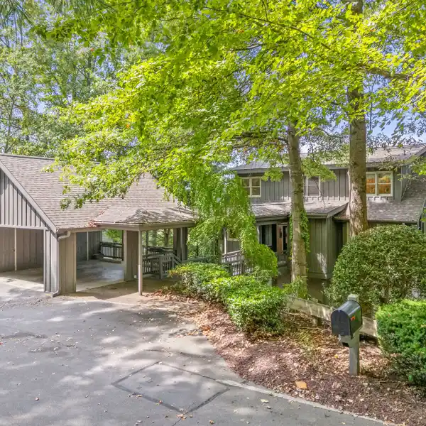 MOUNTAIN RETREAT IN PRESTIGIOUS CHAMPION HILLS