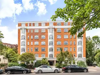 Third Floor Flat in a Prestigious Building
