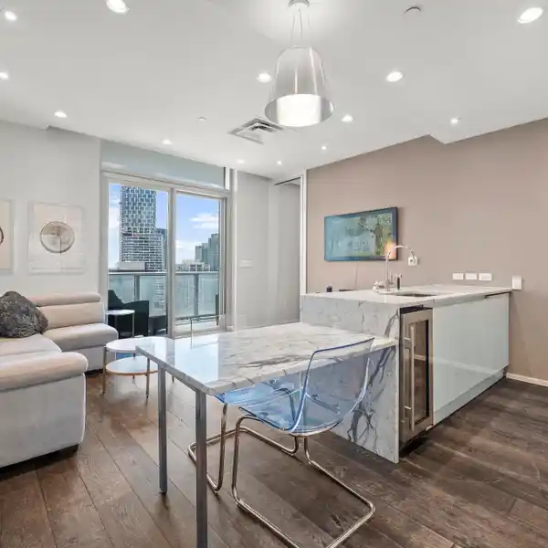 CONTEMPORARY PIED-A-TERRE IN THE AUSTONIAN