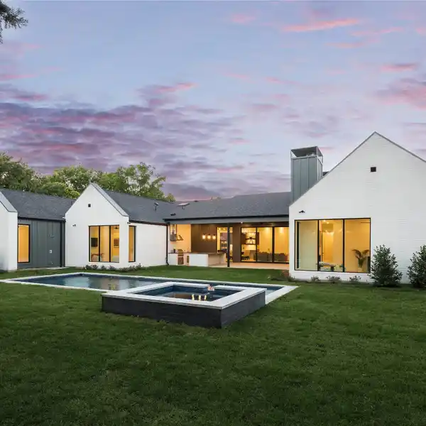 BRAND NEW MODERN HOME IN A PRIVATE SETTING