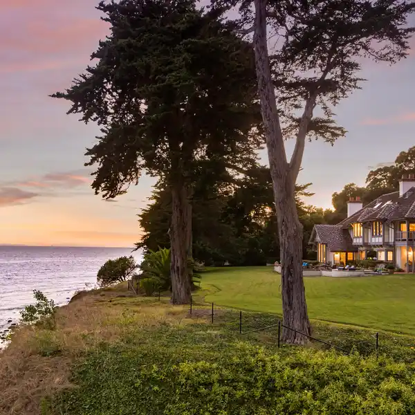 UNPARALLELED OCEANFRONT OASIS