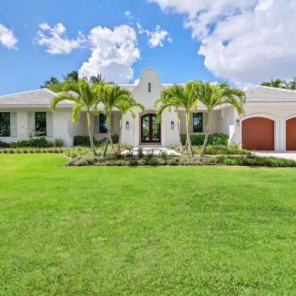 CHIC CONTEMPORARY RESIDENCE IN LAKE IDA