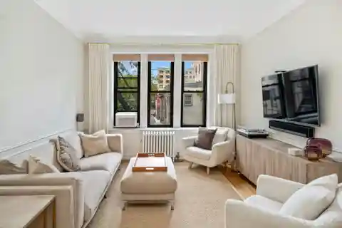 Beautifully Renovated Prewar Apartment in Brooklyn Heights