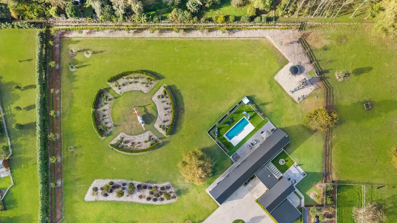 Innovative Modern Luxury - Stylish Poolside Leisure