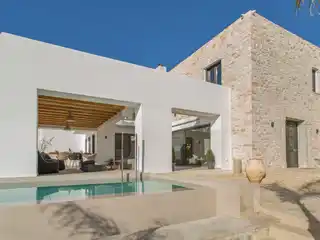 Luxury Villa for Rent in Piso Livadi
