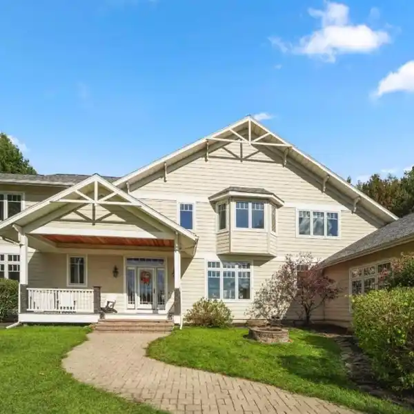 LUXURY AND CONVENIENCE ON OVER 35 ACRES