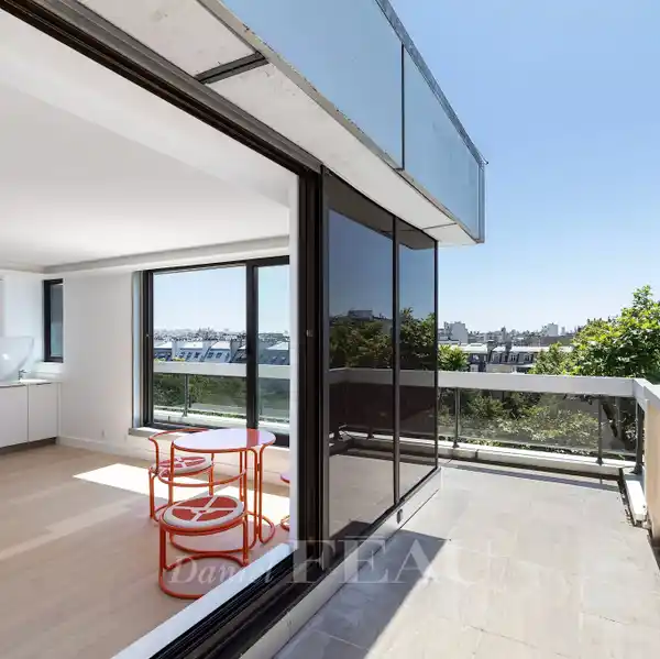 BEAUTIFUL APARTMENT WITH EXPANSIVE BALCONY