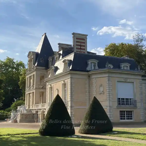 ELEGANT 18TH CENTURY CHATEAU