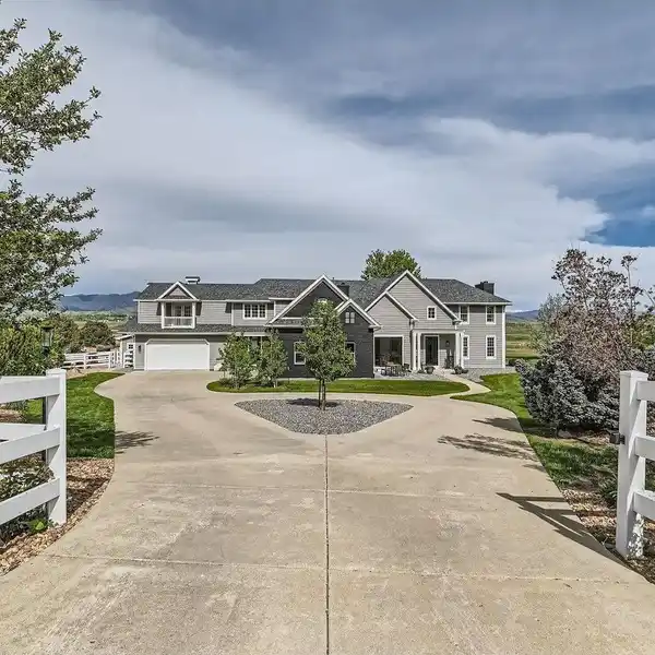MODERN SOPHISTICATION WITH TRANQUIL COUNTRY LIVING