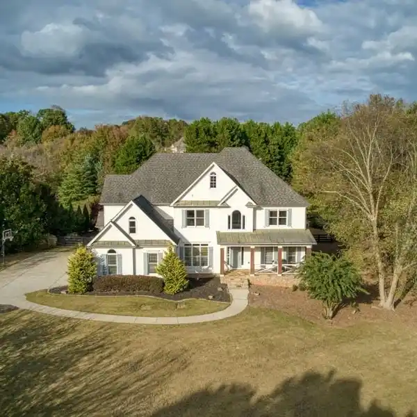 BEAUTIFULLY CONSTRUCTED HOME IN THE HEART OF MILTON