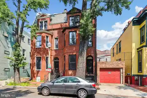 Logan Circle Grande Dame