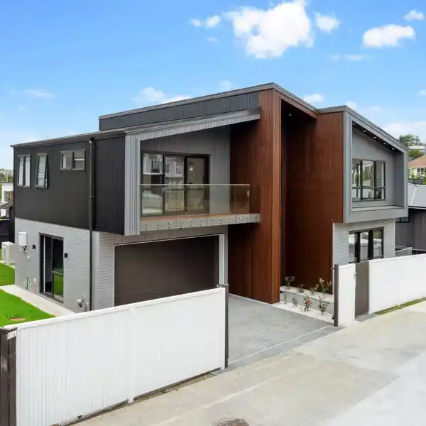 BRAND NEW HOME BLENDING LUXURY AND PRACTICALITY